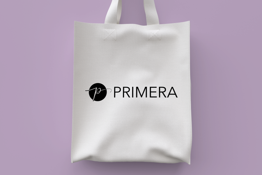 Mockup de sac en tissu avec le logo de la marque Primera, dans le cadre du projet d’identité visuelle