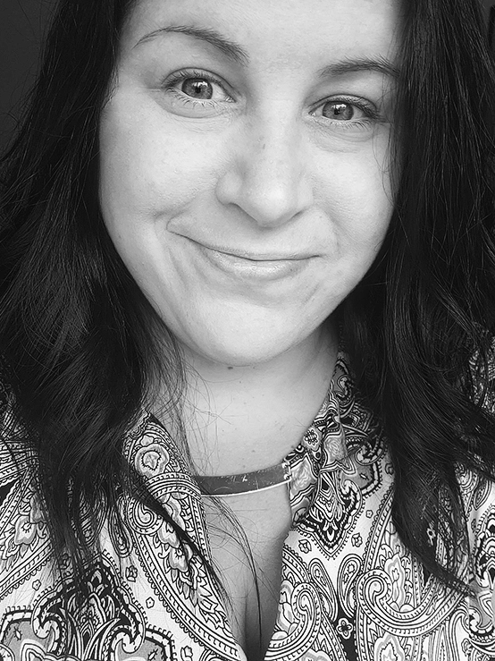 Portrait de Jacynthe Renaud, graphiste pigiste à Montréal spécialisée en design graphique